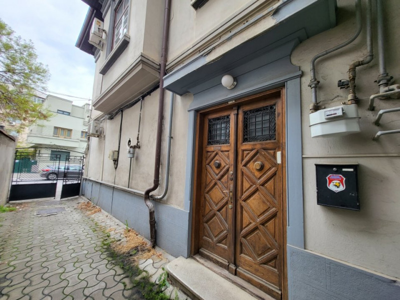 Rezidential sau Comercial / Polona / 183 mp / Garaj / Curte