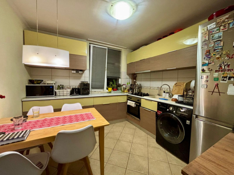 Apartament 2 camere Metrou 1 decembrie 8 minute / Boxa la subsol 