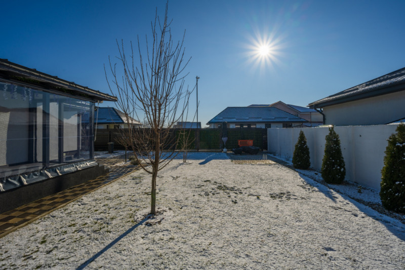 Casă pe parter, curte matură, complex liniștit – Clinceni !